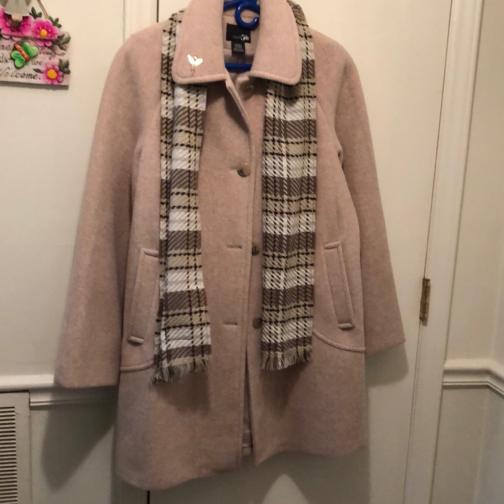 Women’s east 5th winter coat with scarf size Large, Excellent condition